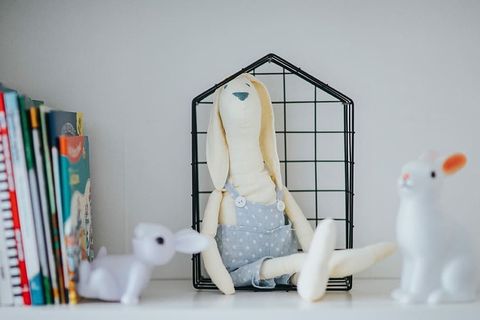 货架上的各种玩具和物品