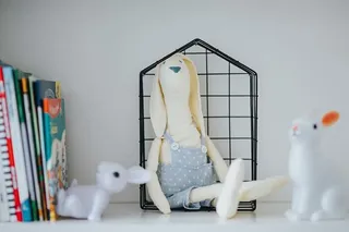 货架上的各种玩具和物品