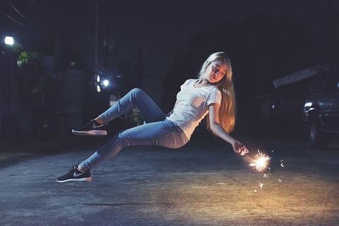 动作、成人、夜晚、节日、漂浮、悬浮、灯光、长发