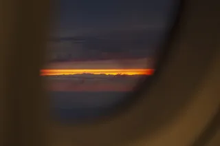 飞机内部拍摄的白云