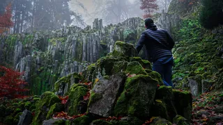 站在岩层前面的人