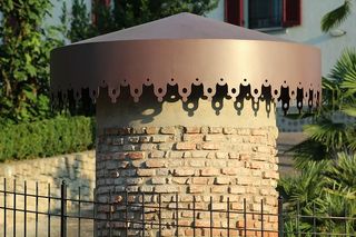 火山灰，电器，房子，花园，房子，花园，户外，白天，树