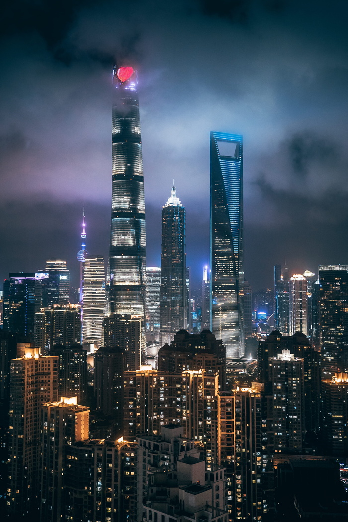 黑色高层建筑，城市，灯光，塔楼，摩天大楼，辉光，多云，雾