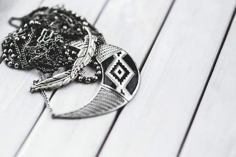 黑色智能手机和各种耳机