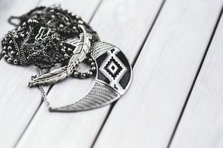 黑色智能手机和各种耳机