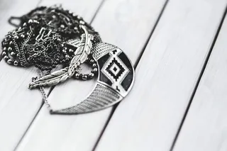 黑色智能手机和各种耳机