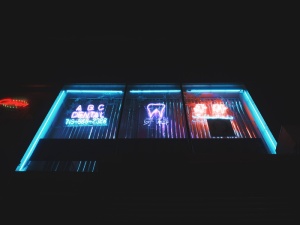 夜间霓虹灯标志