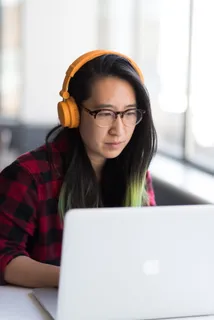 Macbook 前的女人 Macbook 前的女人