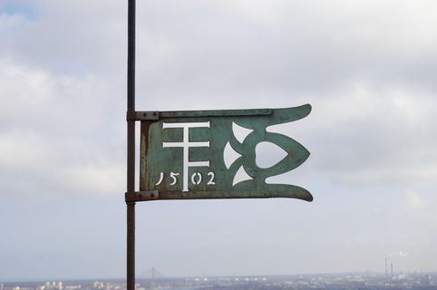 旗，屋顶，屋顶上的风向标，标志，天空，通信，云天，引导