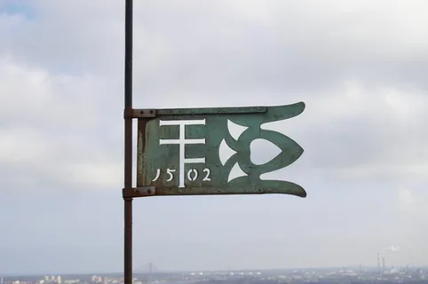 旗,屋顶,屋顶上的风向标,标志,天空,通信,云天,引导 旗,屋顶,屋顶上的风向标,标志,天空,通信,云天,引导