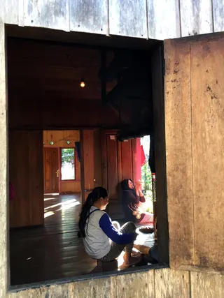 人员，人员，地板，地板，服装，服装，木材，裤子