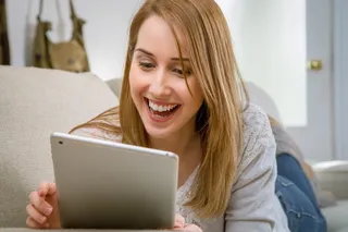 女士，手持，平板电脑，微笑，平板电脑，电子，客厅，通讯