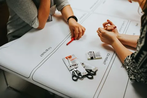 与创意设计师进行头脑风暴会议 与创意设计师进行头脑风暴会议