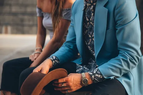 日落时分,一对年轻的白人夫妇坐在一起 日落时分,一对年轻的白人夫妇坐在一起