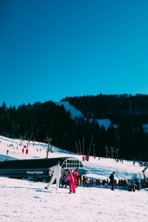 雪上滑雪场的人们