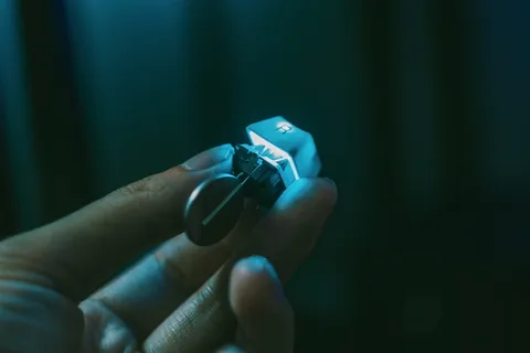 持有灰色配件的人 持有灰色配件的人