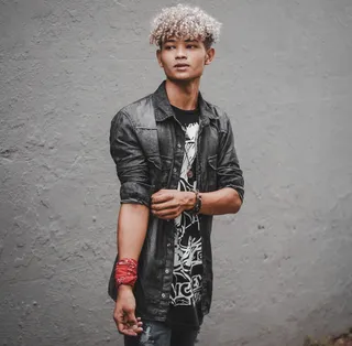 男人在前墙上的纽扣衬衫