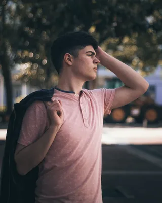 男人穿粉色衬衫的照片