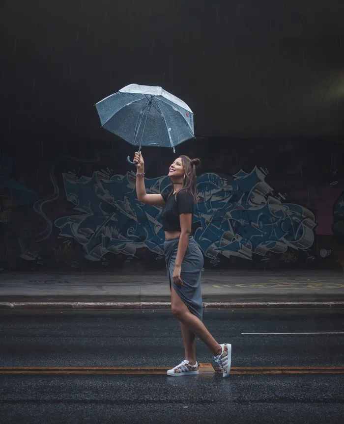 拿着透明雨伞的女人