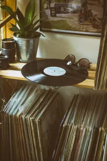 货架顶部的乙烯基光盘 货架顶部的乙烯基光盘