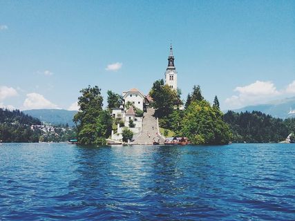 大教堂，四周环绕，树木，水，海，海洋，蓝色，自然