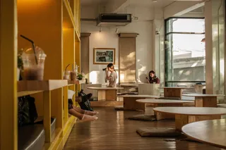 坐在椅子上的女人