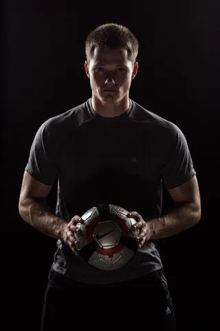 男士，穿着，灰色圆领t恤，手持，黑色，耐克足球，足球