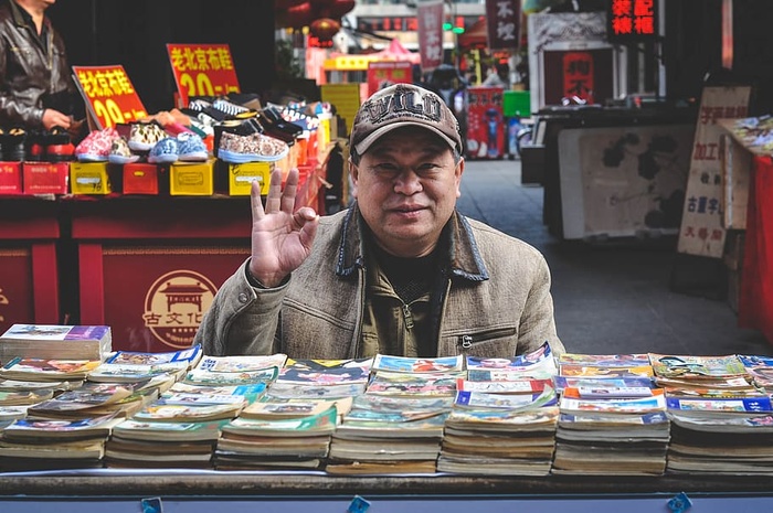 书前穿着棕色外套的男人