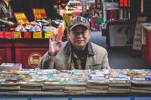 书前穿着棕色外套的男人