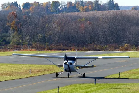 一架塞斯纳单引擎私人飞机在停机坪上等待起飞。