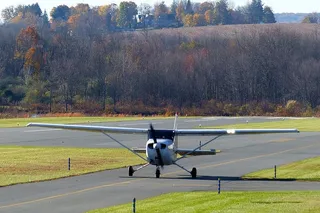 一架塞斯纳单引擎私人飞机在停机坪上等待起飞。