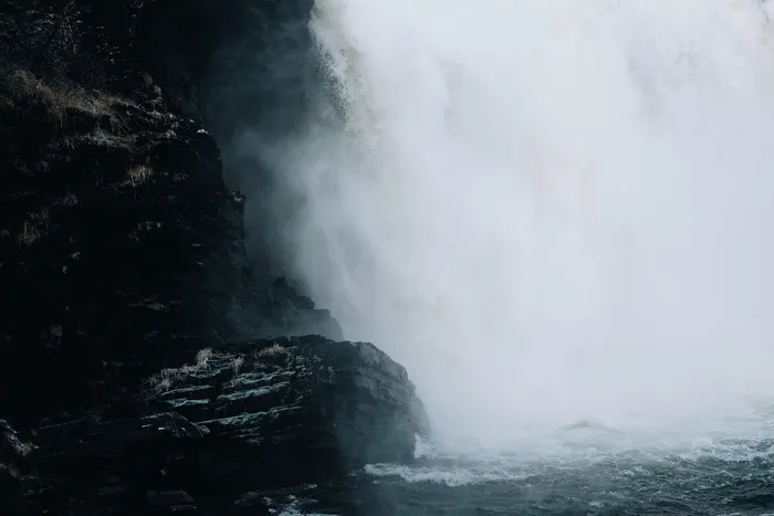 瀑布旁的黑色岩层