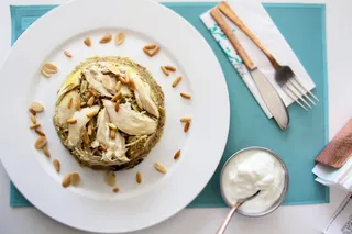 开心果蛋糕在盘子上的平面摄影