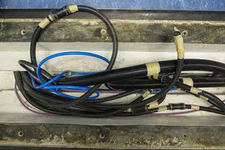 在地板开口处安装不同颜色的新管道。