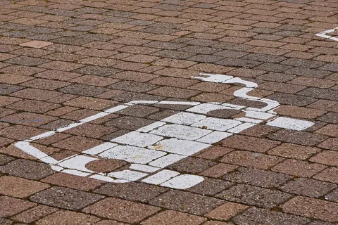 电动汽车、电动汽车、充电站、pkw、交通转弯、电力驱动、装载可能性、装载柱 电动汽车、电动汽车、充电站、pkw、交通转弯、电力驱动、装载可能性、装载柱