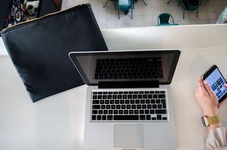 墨西哥，瓜达拉哈拉，墨西哥市场（mercado gourmet），手机，电脑，时钟，苹果，笔记本电脑