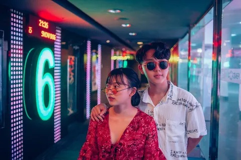 一男一女站在Led灯环绕的走廊上 一男一女站在Led灯环绕的走廊上