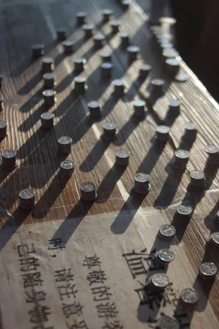 时间、金钱、光影、无人、高角度视野、木质材料、室内、桌子