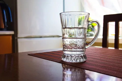 杯子,杯子,水,玻璃,桌子,厨房,空房间,房间 杯子,杯子,水,玻璃,桌子,厨房,空房间,房间