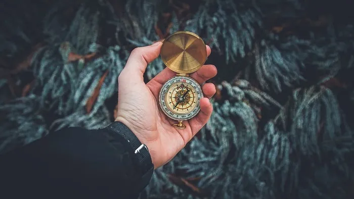 手持指南针的人