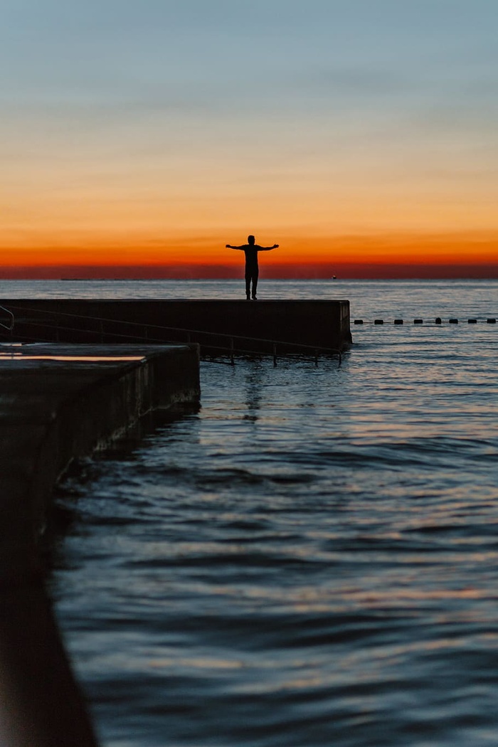 那人正在海边看日落