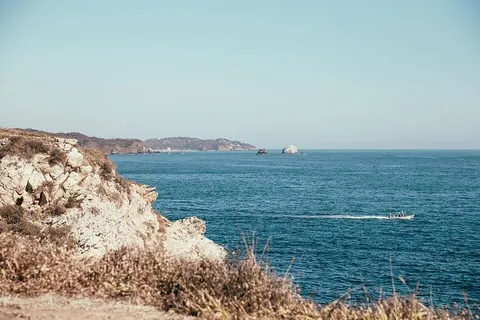 从岩石海滩看墨西哥的海景 从岩石海滩看墨西哥的海景