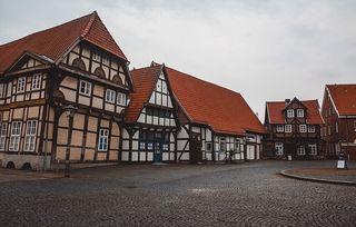 棕色和红色建筑