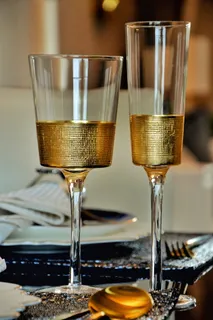 两杯金酒和长笛酒杯