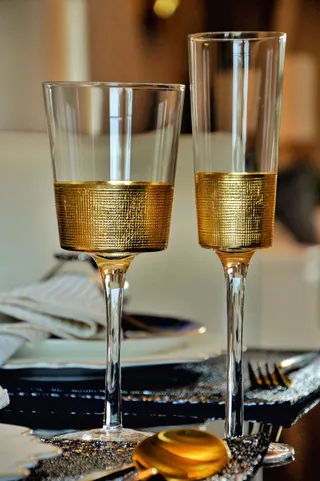 两杯金酒和长笛酒杯