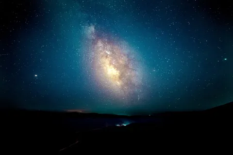 夜间星空下群山的轮廓 夜间星空下群山的轮廓