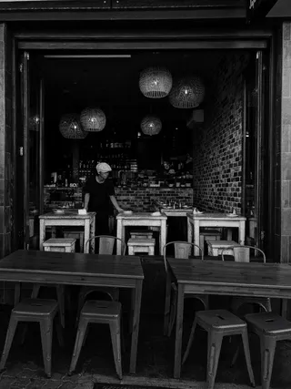 站在桌子之间的人