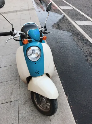 摩托车停放在人行道上的照片