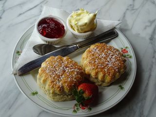 烘焙、糕点、草莓酱、上菜、白色、盘子、奶油茶、烤饼