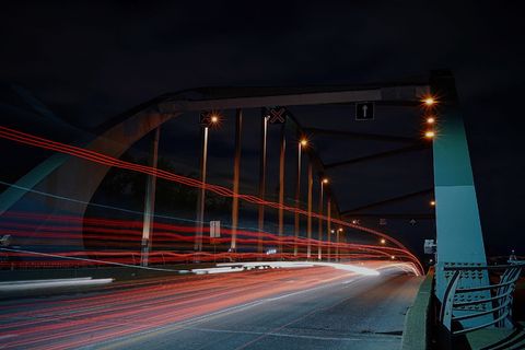 带拱门的道路延时摄影